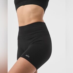 Alo Yoga 5" Seamless Ribbed Favorite Short, Black, Women’s size large.
